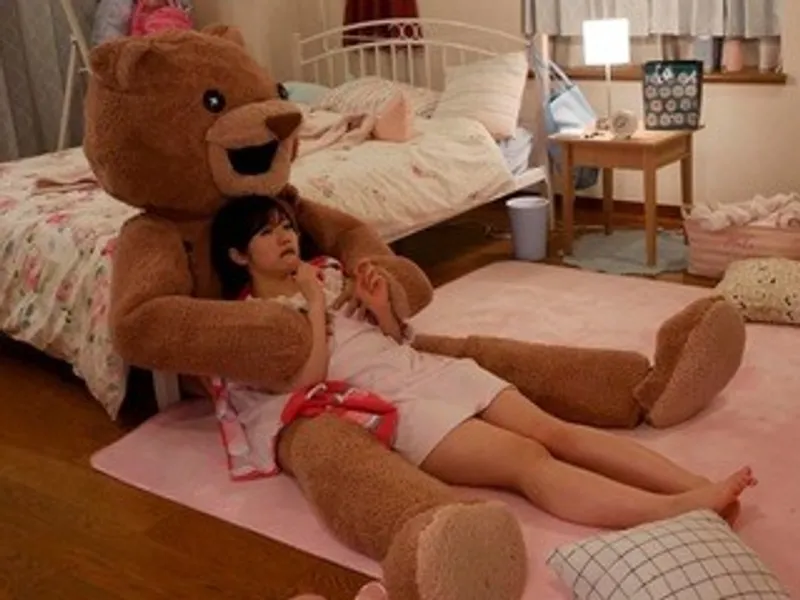 Chú cô bạn gái nhồi bông và em nữ sinh ngây thơ