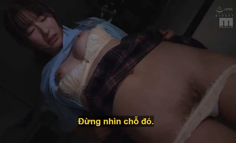 Sếp trên toan tính "lên giường" với em nhân viên kiêu kỳ, lười nhác, suốt ngày chỉ mải mê chat chit cùng người yêu.